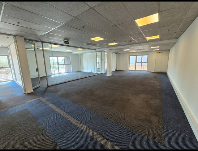 4,286M² WAREHOUSE TO LET IN LONGMEADOW
